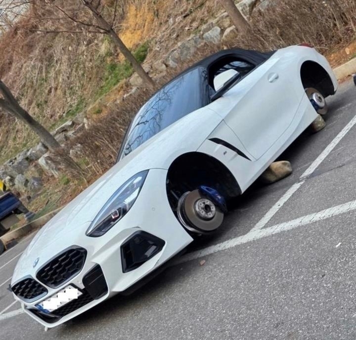 인천 서구 아시아드 주경기장 주차장에 세워둔 BMW 차량 바퀴가 도난당했다는 신고가 접수돼 경찰이 수사에 나섰다. 온라인 커뮤니티 ‘보배드림’ 캡처