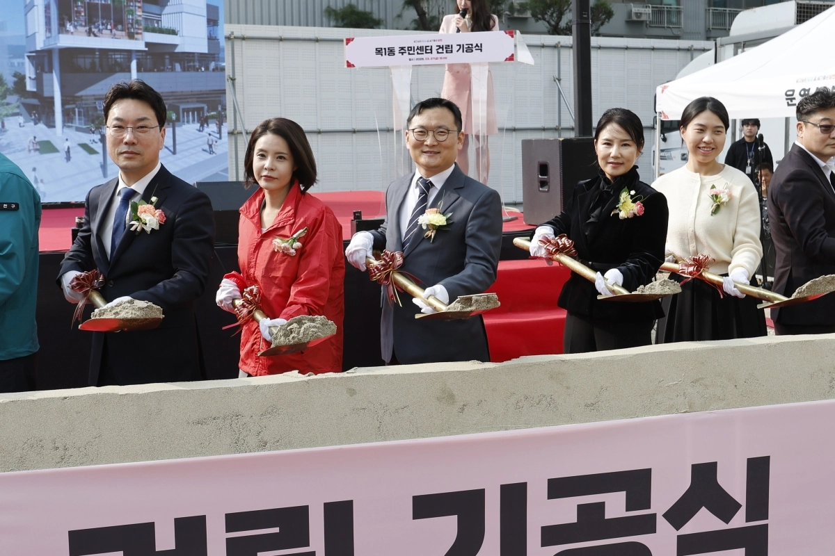 지난 27일 목1동 주민센터 건립 기공식에 참석한 허훈 의원(오른쪽 네 번째)