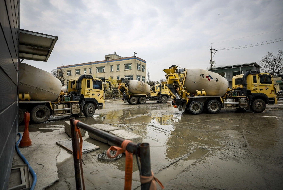중동사태 장기화로 석유화확 원료인 나프타 재고가 급감하며 건설업계도 예의주시를 하고 있는 가운데 30일 서울의 레미콘 공장에서 믹서트럭이 이동하고 있다. 뉴시스