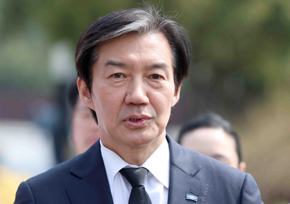 조국혁신당 조국 대표가 지난 27일 오전 경남 김해시 진영읍 봉하마을 노무현 전 대통령 묘역 참배 후 취재진과 인터뷰하고 있다. 2026.3.27. 연합뉴스