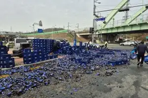 울산 남구 두왕로 달리던 트럭서 맥주병 ‘와르르’