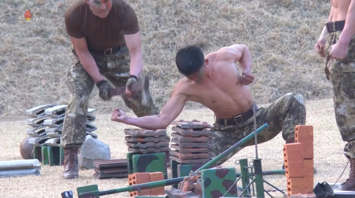 김정은 북한 국무위원장이 특수작전 훈련기지에서 특수부대의 훈련 참관했다. 특수부대원들의 훈련 모습을 조선중앙TV가 29일 방영했다.  2026.3.30 조선중앙TV 화면 연합뉴스