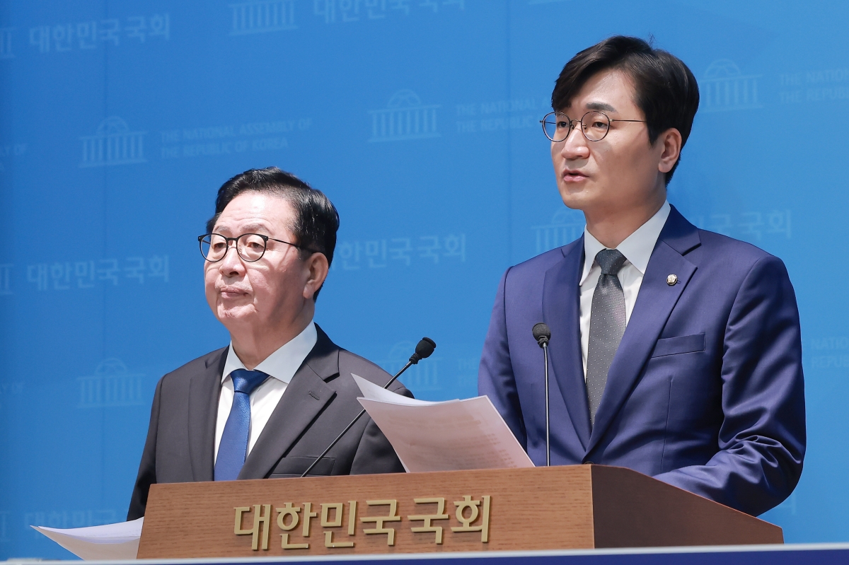 더불어민주당 장종태(왼쪽)·장철민 대전시장 경선 후보가 30일 국회 소통관에서 후보 단일화를 선언했다. 연합뉴스