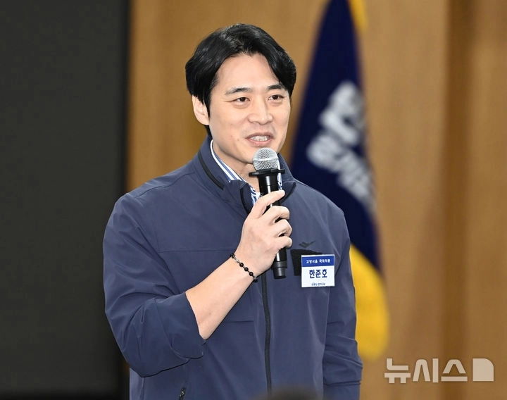 한준호 더불어민주당 경기도지사 경선후보가 30일 경기 수원시 경기도의회에서 열린 더불어민주당 경기도당 제3차 상무위원회에 참석해 인사말을 하고 있다. 뉴시스