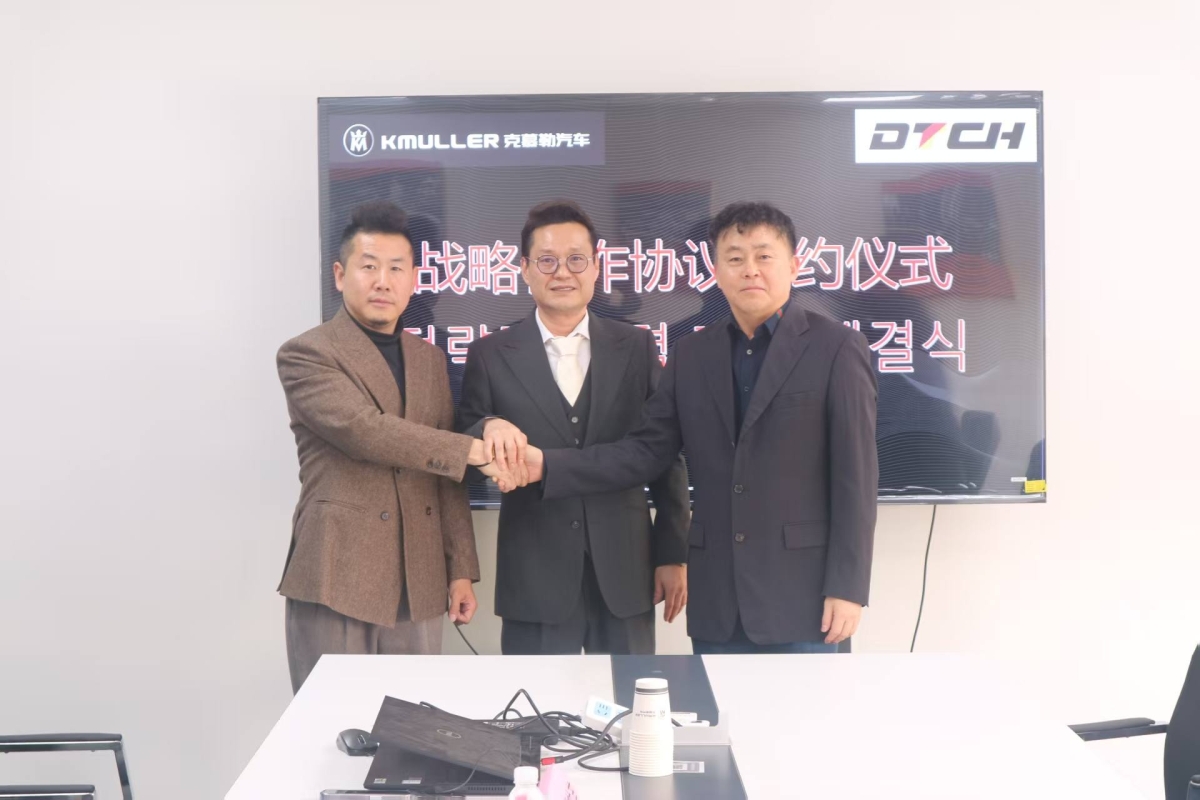왼쪽부터 예썬 KMULLER 회장, 김훈 한중기업가협회 회장, 윤종영 한양대 교수가 중국 텐진 KMULLER 본사에서 기념촬영을 하고 있다. (사진제공=한중기업가협회)