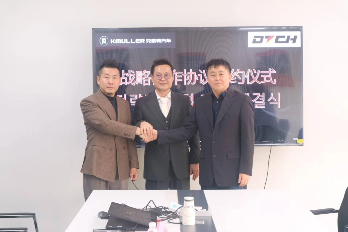 왼쪽부터 예썬 KMULLER 회장, 김훈 한중기업가협회 회장, 윤종영 한양대 교수가 중국 텐진 KMULLER 본사에서 기념촬영을 하고 있다. (사진제공=한중기업가협회)