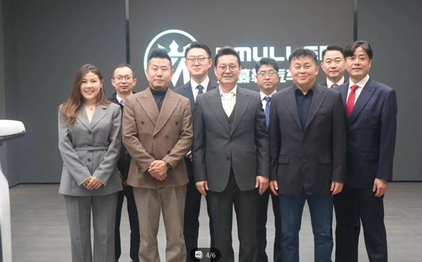 왼쪽부터 소피아 한중기업가협회 상하이지부장, 리윈창 KMULLER 부총경리, 예썬 KMULLER 회장, 정걸 DTCH Mobility 과장, 김훈 한중기업가협회 회장, 김창하 한중기업가협회 상해지부 고문변호사, 윤종영 한양대학교 공과대학 교수(DTCH Mobility 설계·개조 총괄), 임유섭 DTCH Mobility 부회장, 서형원 한중기업가협회 비서장이 기념사진을 촬영하고 있다. (사진제공=한중기업가협회)