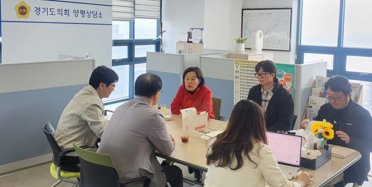 박명숙 의원이 27일 경기도의회 양평상담소에서 경기도 도로정책과와 함께 양평 지역 내 주요 도로 사업의 지연 문제를 점검하고 있다.(사진=경기도의회)