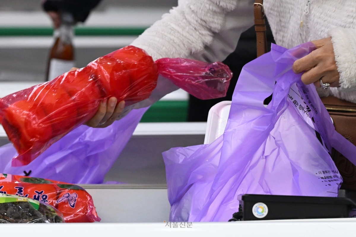 24일 서울시내 한 대형마트에서 시민들이 종량제 봉투를 구매하고 있다. 미국·이스라엘과 이란 간 전쟁 여파로 ‘나프타’ 공급이 불안정해지면서 비닐 수급에 비상이 걸렸다. 비닐의 핵심 원료인 나프타 수급 불안 우려가 이어지면서 소비자들의 종량제 봉투 구매 수요가 급증하고 있다. 2026.3.24 홍윤기 기자