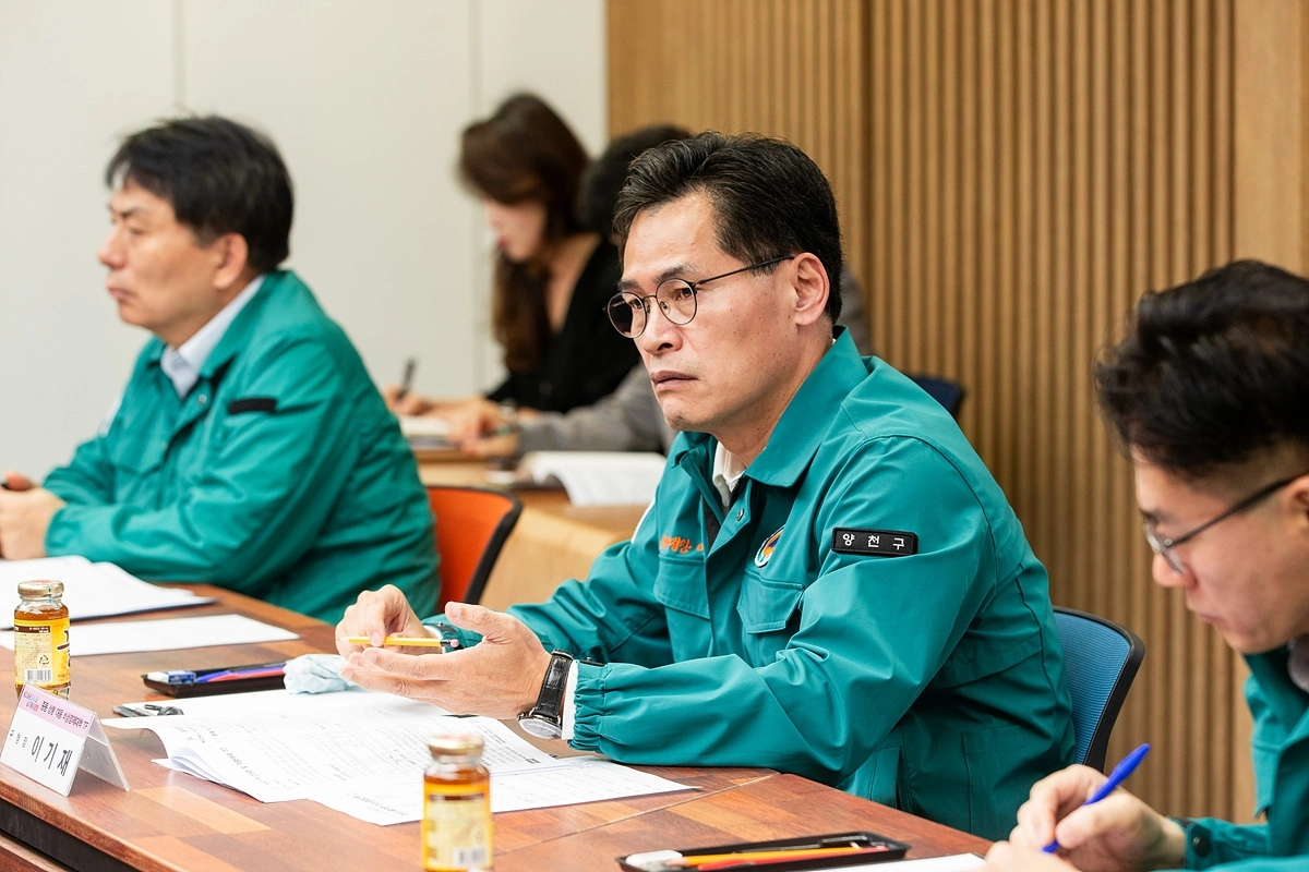 이기재(왼쪽 두 번째) 양천구청장이 30일 열린 ‘중동상황관련 비상경제대책회의’에서 추진 상황을 경청하고 있다. 양천구 제공