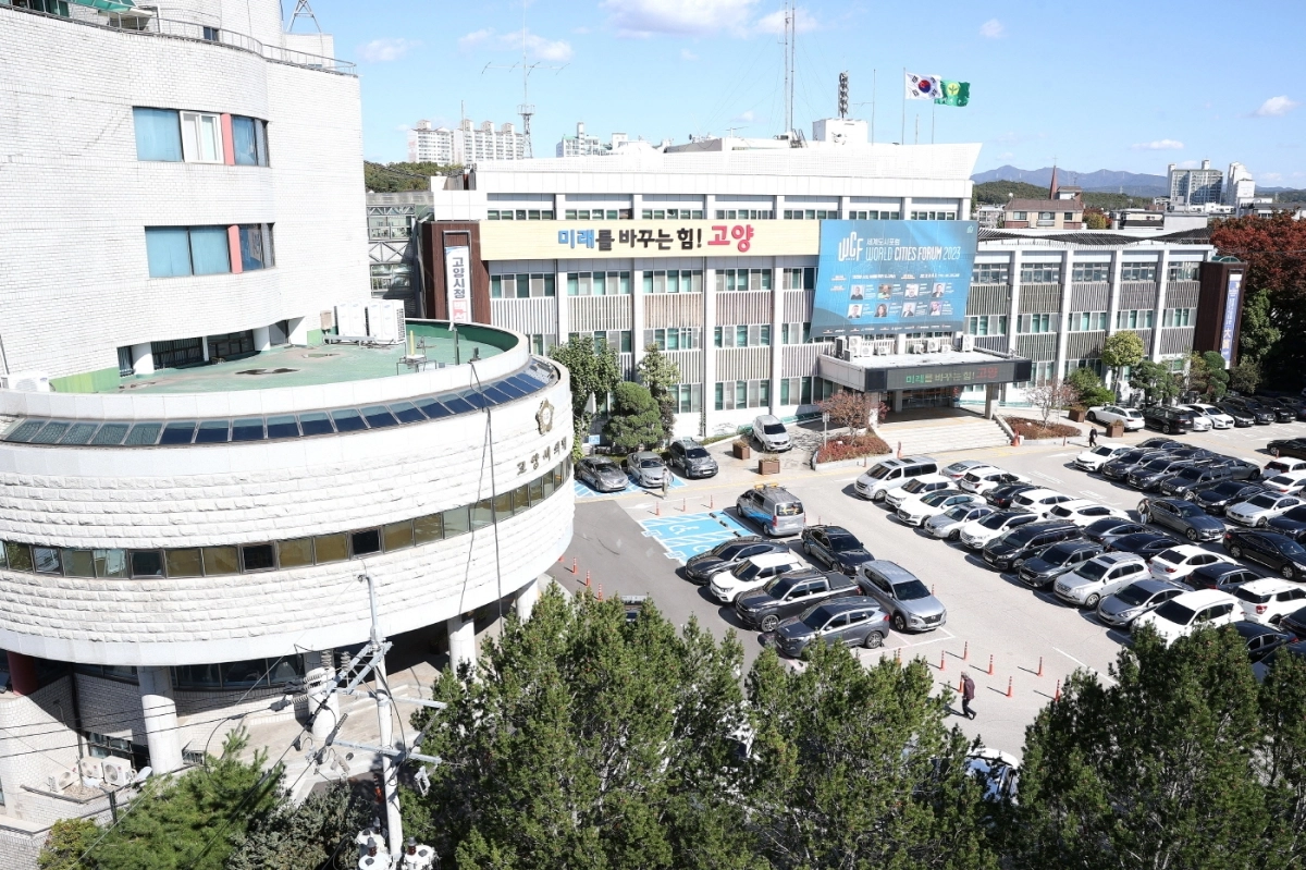 고양시의회(왼쪽)와 고양시청사(우측) 전경