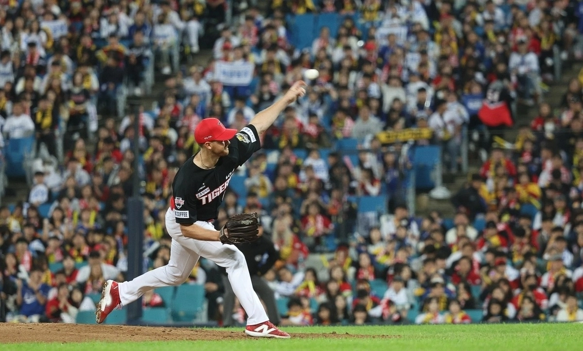 에릭 라우러가 2024 KBO리그 포스트시즌 한국시리즈 3차전에서 KIA 타이거즈 선발 투수로 마운드에 올라 역투하고 있다. 연합뉴스