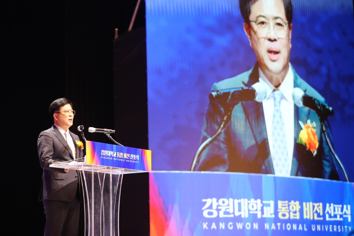 30일 강원대 춘천캠퍼스에서 국내 최초의 ‘1도1국립대학’ 출범을 기념하는 강원대 통합 비전 선포식이 열린 가운데 정재연 총장이 기념사를 하고 있다. 2026.3.30 연합뉴스