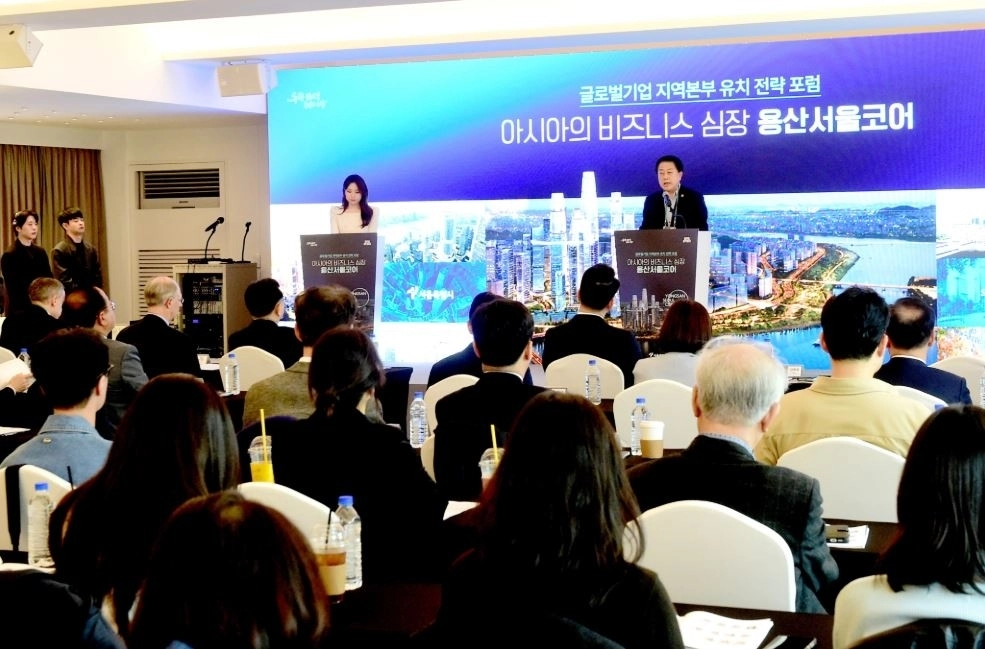 지난 27일 용산구 전쟁기념관 피스앤파크 컨벤션에서 개최된 ‘아시아의 비즈니스 심장, 용산서울코어: 글로벌기업 지역본부 유치 전략 전문가 포럼’에 참석한 김용호 서울시의원이 축사하고 있다.