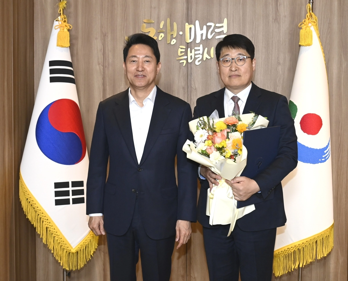 김태균(오른쪽) 서울교통공사 신임 사장이 30일 서울시청에서 오세훈 시장으로부터 임명장을 받은 뒤 기념 촬영을 하고 있다. 서울시 제공