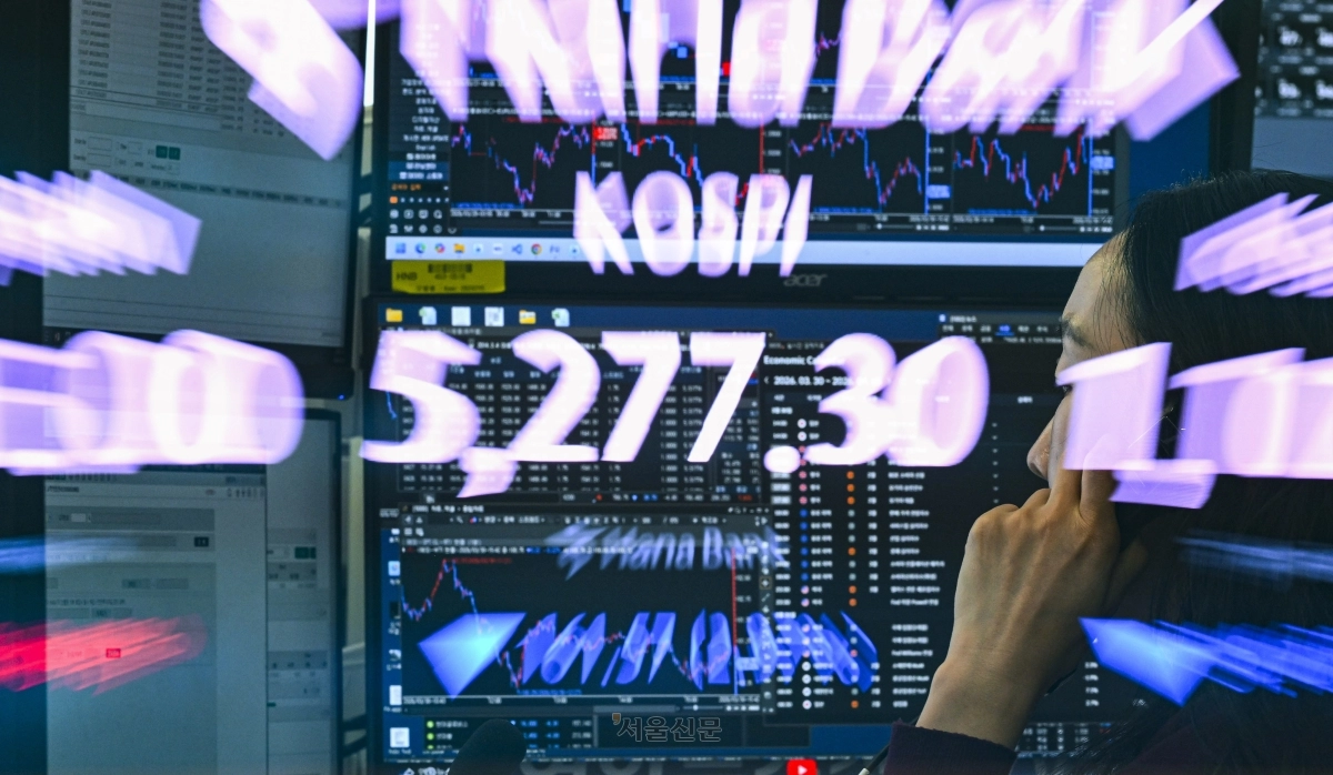 30일 서울 중구 하나은행 본점 딜링룸 전광판에 종가가 표시돼 있다. 이날 코스피는 전 거래일 대비 161.57포인트(2.97%) 하락한 5277.30, 코스닥은 34.46포인트(3.02%) 하락한 1107.05로 거래를 마쳤다. 2026.3.30 이지훈 기자