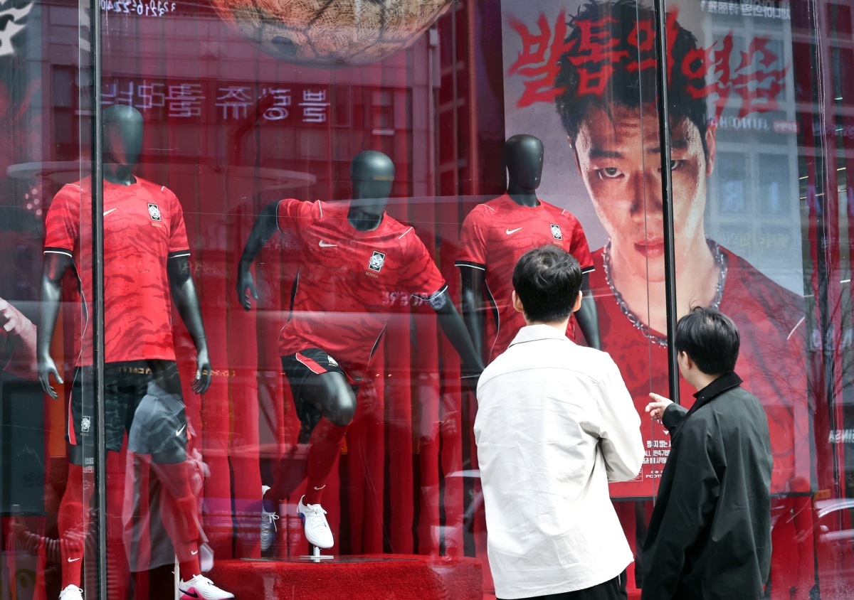 24일 서울 나이키 강남플래그쉽스토어에 2026년 대한민국 축구 국가대표팀의 새 유니폼이 진열돼 있다. 2026.3.24 연합뉴스