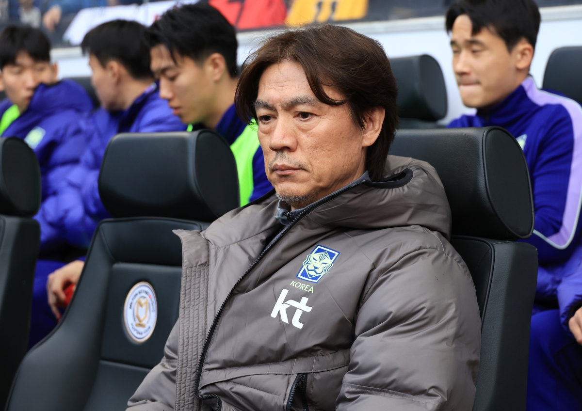한국축구국가대표팀 홍명보 감독이 28일(현지시간) 영국 밀턴킨스 스타디움 MK에서 열린 코트디부아르와 평가전에 입장해 경기 시작을 기다리고 있다. 2026.3.29 연합뉴스