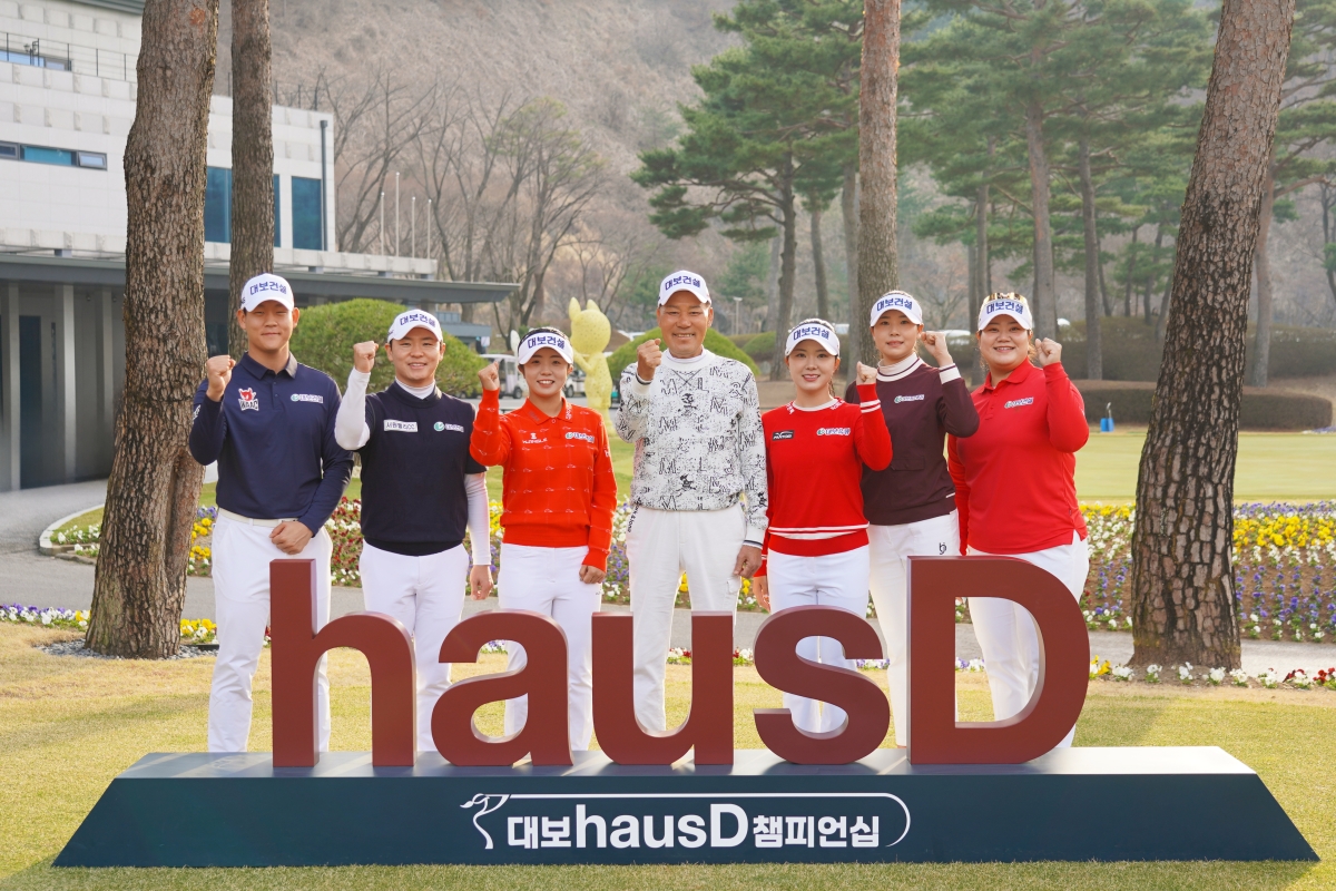 김범수(왼쪽부터) , 최민철, 양효진, 최등규 회장, 서어진, 황민정, 송은아. 대보그룹 제공.