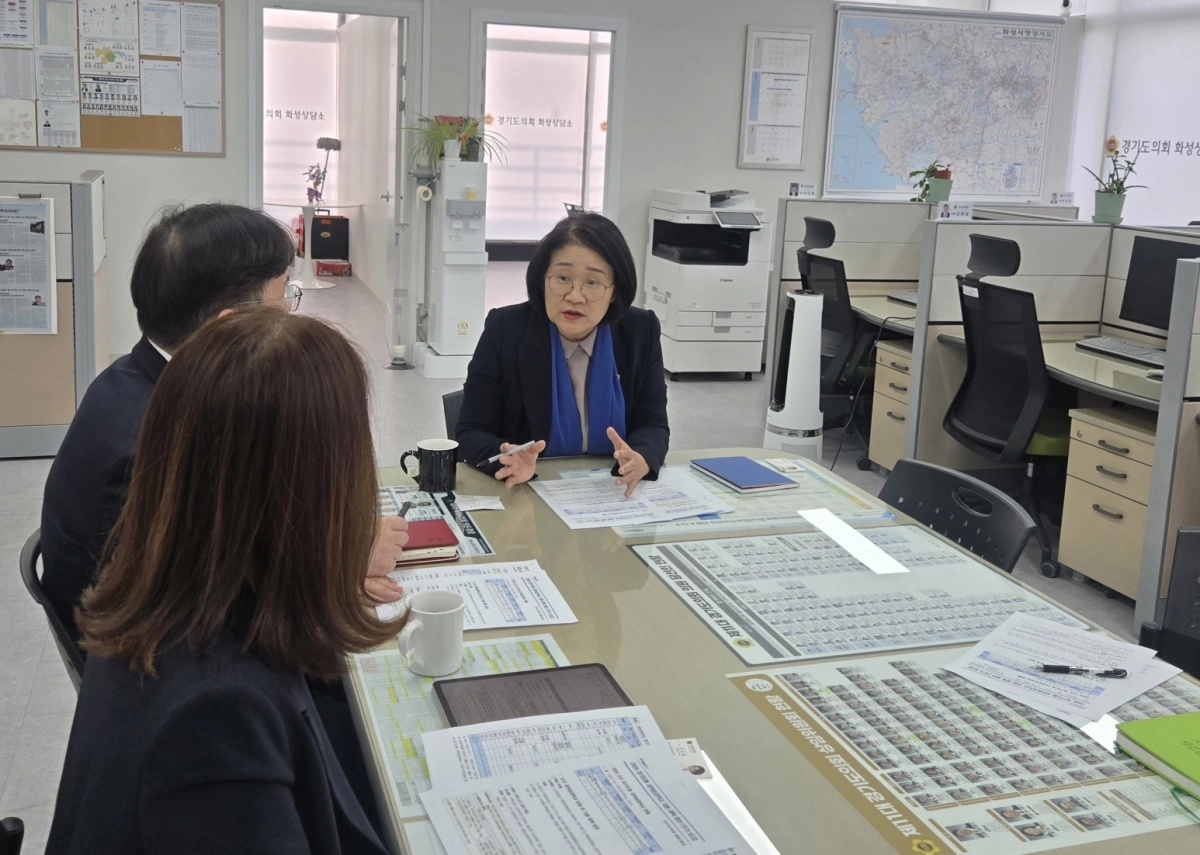 신미숙 의원이 27일 경기도의회 화성상담소에서 경기도교육청 융합교육과 관계자로부터 2026 경기도형 과학중점학교 현황을 보고 받고 있다.(사진=경기도의회)
