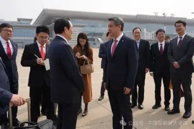 6년 만에 뜬 중국발 평양행 비행기…10명 승객, 대사가 직접 환영