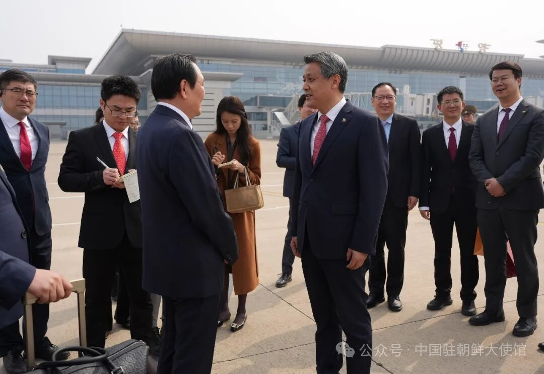 왕야쥔(앞줄 오른쪽) 주북한 중국대사가 30일 북한 평양의 순안 국제공항에서 에어차이나 승객을 환영하고 있다. 위챗 캡처