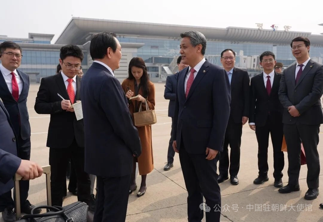 왕야쥔(앞줄 오른쪽) 주북한 중국대사가 30일 북한 평양의 순안 국제공항에서 에어차이나 승객을 환영하고 있다. 위챗 캡처