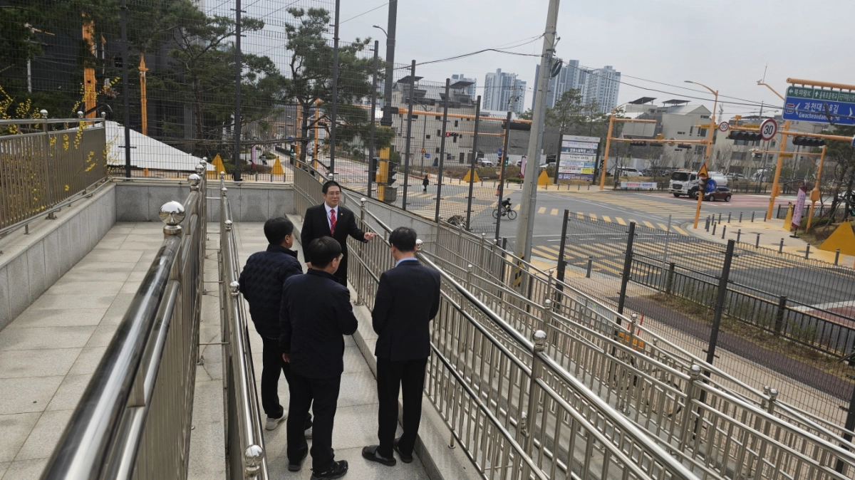 김현석 의원이 30일 김재수 안양과천교육지원청 행정국장, 용석은 교육시설과장, 김영완 과천갈현초 교장과 함께 학교 현장을 직접 방문해 해당 시설의 운영 실태와 공간 활용 문제를 점검하고 있다.(사진=경기도의회)
