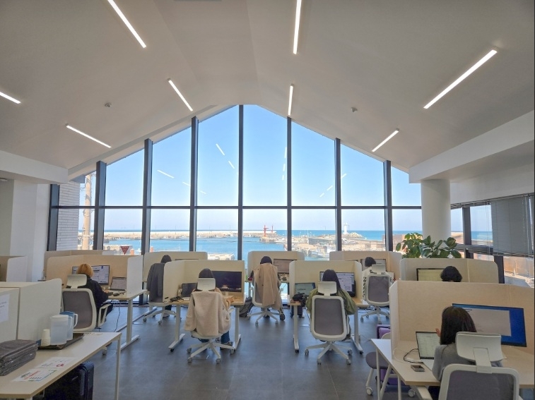 제주 워케이션으로 유명해진 대표적인 명소 세화 질그랭이 오피스. 제주도 제공