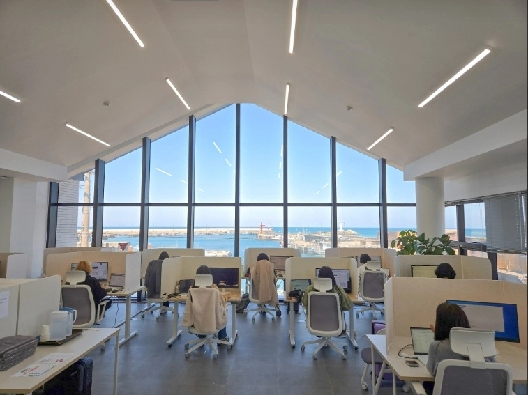 제주 워케이션으로 유명해진 대표적인 명소 세화 질그랭이 오피스. 제주도 제공