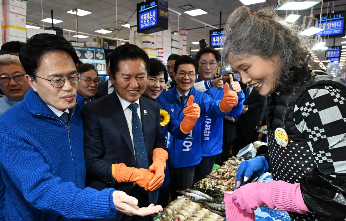 정청래 더불어민주당 대표와 정원오, 전현희, 박주민 서울시장 예비후보가 30일 서울 노량진수산시장을 방문, 상인과 대화하며 수산물을 살펴보고 있다. 2026.3.30 홍윤기 기자