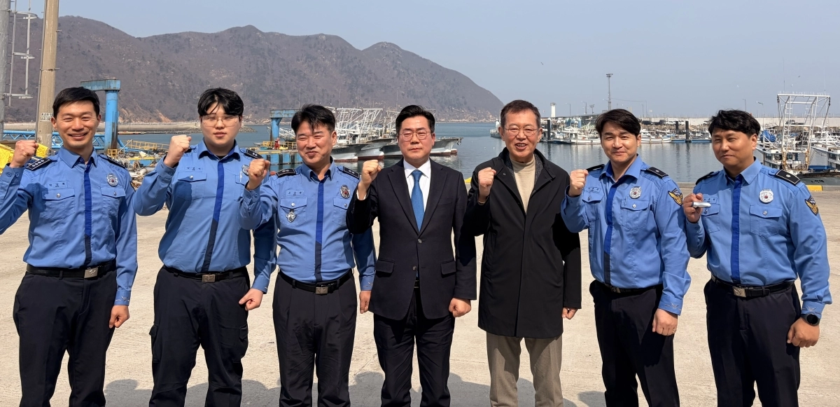 지난 18일 낮 12시 50분 인천해양경찰서 대청파출소 방문 후 해경대원들과 기념촬영을 하고 있는 박남춘 전 인천시장(왼쪽 다섯번째)과 박찬대 의원(왼쪽 네번째). 박찬대 의원실 제공