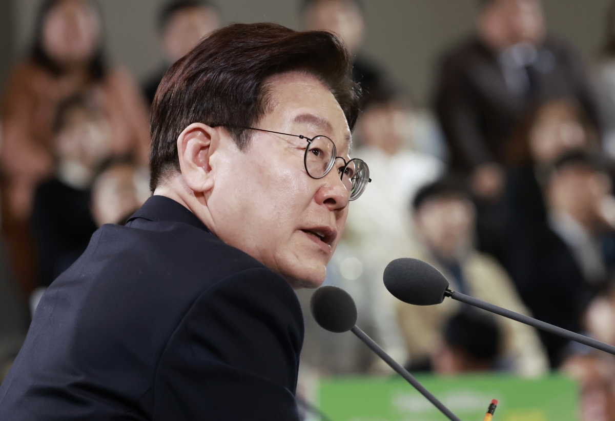 토론 주재하는 이재명 대통령
