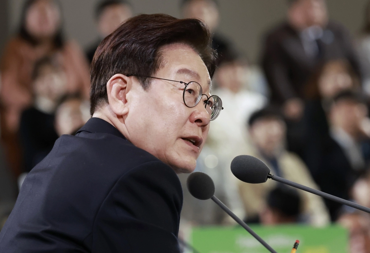 토론 주재하는 이재명 대통령