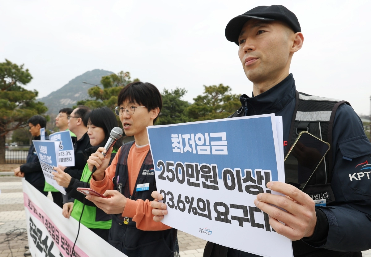 민주노동조합총연맹(민주노총) 공공운수노조가 30일 서울 종로구 청와대 인근에서 연 ‘플랫폼노동자 최저임금 투쟁선포 기자회견’에서 참가자들이 손팻말을 들고 있다. 연합뉴스