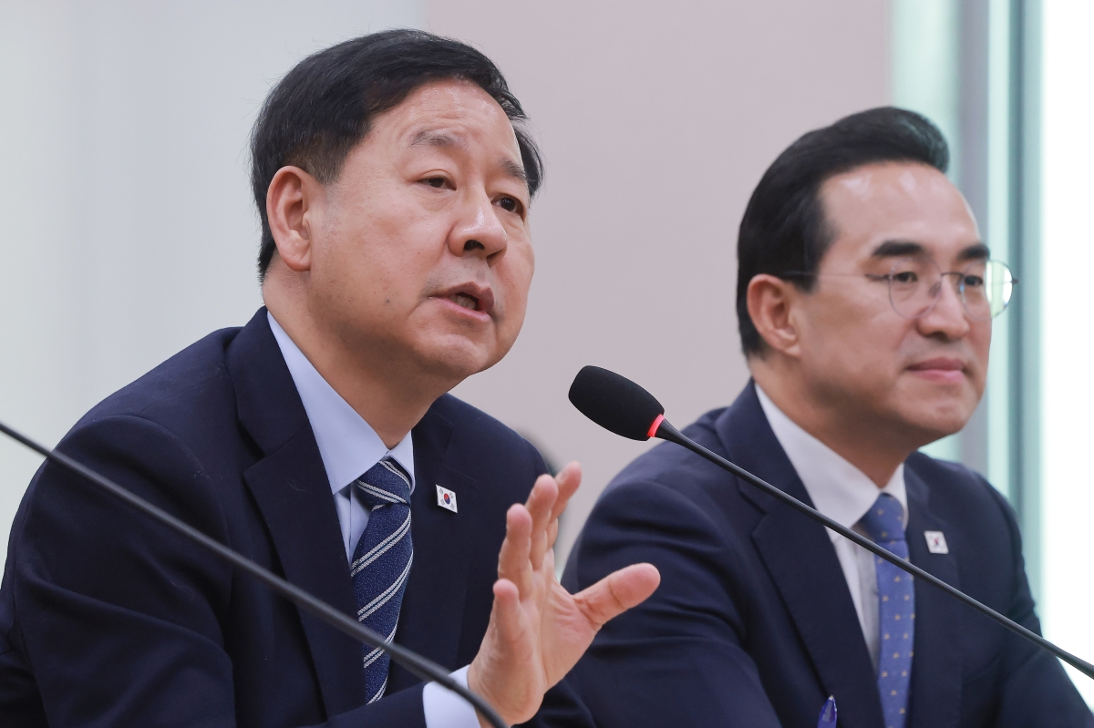 구윤철 부총리 겸 재정경제부 장관이 지난달 30일 국회에서 열린 법제사법위원회 전체회의에서 의원 질의에 답하고 있다. 오른쪽은 박홍근 기획예산처 장관. 연합뉴스