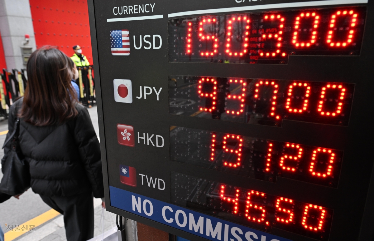 중동발 불안이 이어지는 가운데 30일 서울 중구 명동의 한 환전소 전광판에 원달러 환율이 표시돼 있다. 이날 환율은 전장 대비 6.8원 오른 1515.7원으로 마감했다.  도준석 전문기자