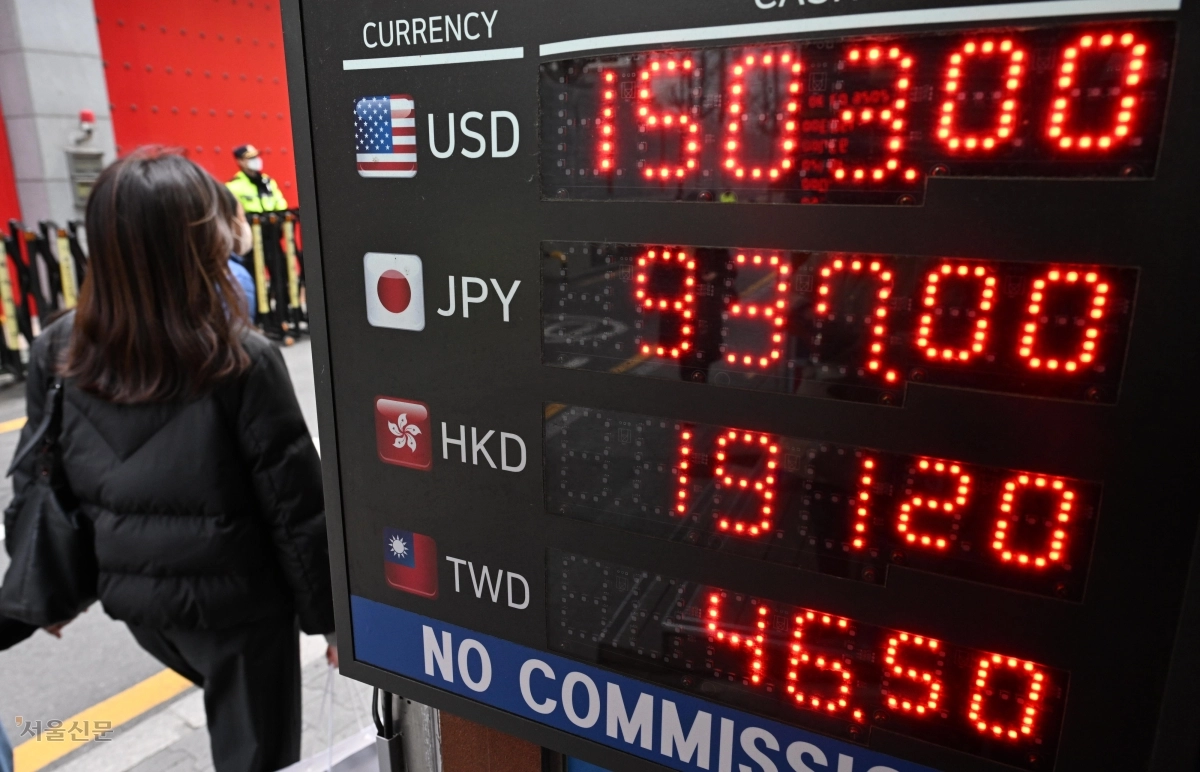 중동발 불안이 이어지는 가운데 30일 서울 중구 명동의 한 환전소 전광판에 원달러 환율이 표시돼 있다. 이날 환율은 전장 대비 6.8원 오른 1515.7원으로 마감했다.  도준석 전문기자