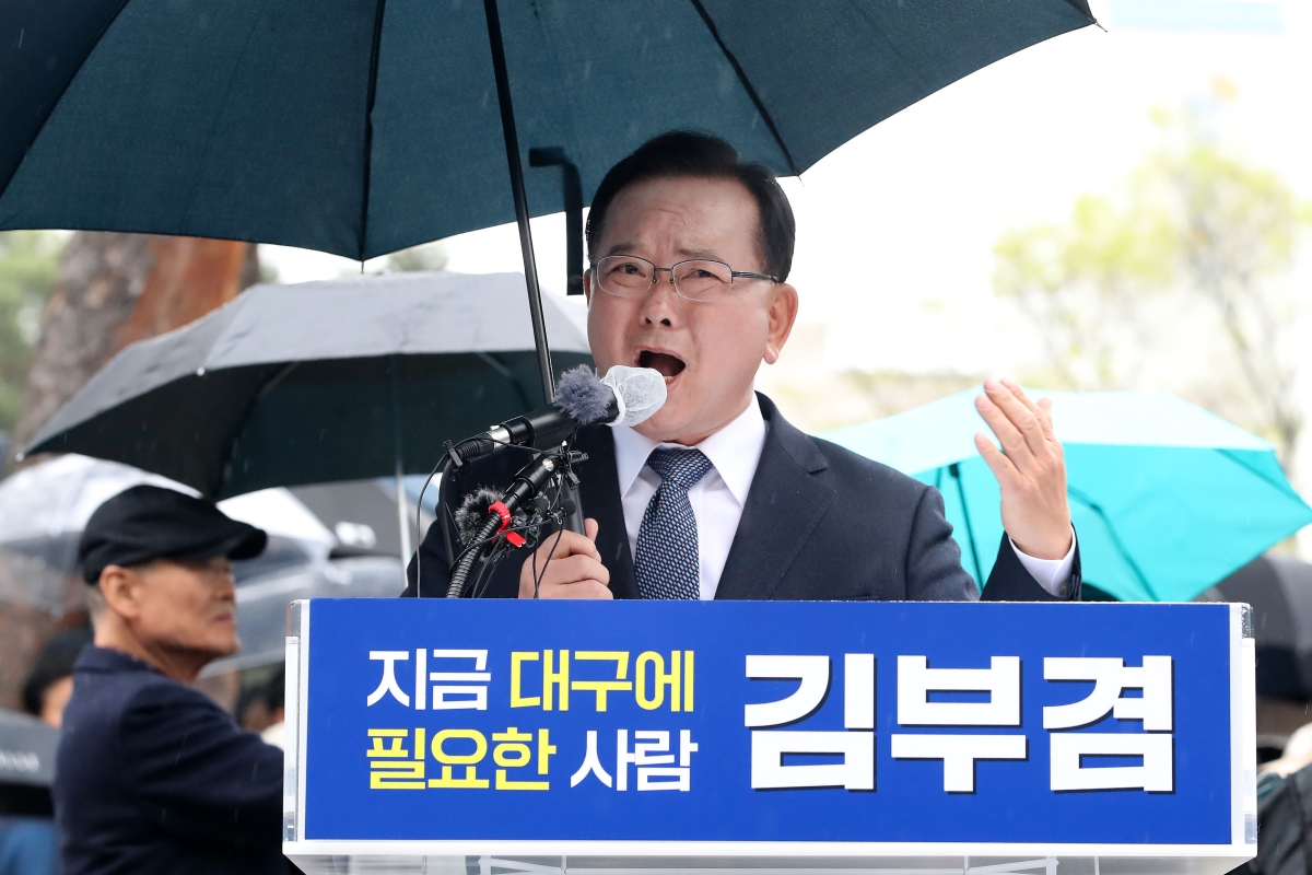 김부겸 전 국무총리가 30일 오후 대구 2·28기념중앙공원에서 우산을 든 채 6·3 지방선거 대구시장 출마를 선언하고 있다. 김 전 총리는 “국힘을 안 찍어야 대구가 바뀐다”며 국민의힘을 직격했다. 대구 뉴스1