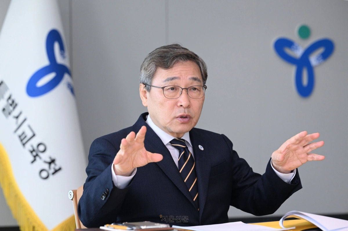 정근식 서울시 교육감이 지난 24일 서울신문과 인터뷰를 진행하며 학생 마음건강 등 서울시교육청의 정책에 대해 이야기하고 있다. 정 교육감은 학생 마음건강 증진을 위한 종합대책 ‘그립’을 만들고, 올해 전문상담교사를 45개교에 추가 배치하는 등 정신건강 문제 해결에 주력하고 있다. 도준석 전문기자