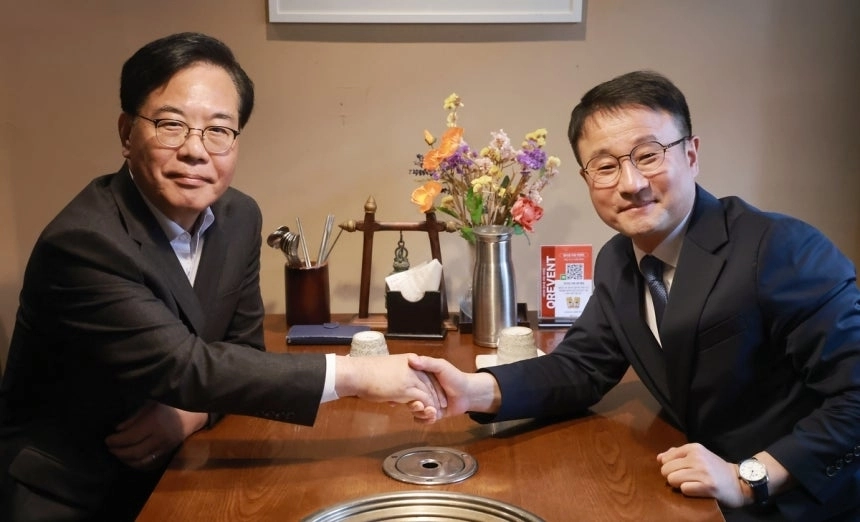 송언석 국민의힘 원내대표(왼쪽)와 한병도 더불어민주당 원내대표가 30일 서울 영등포구 한 식당에서 오찬 회동을 하며 악수하고 있다. 연합뉴스