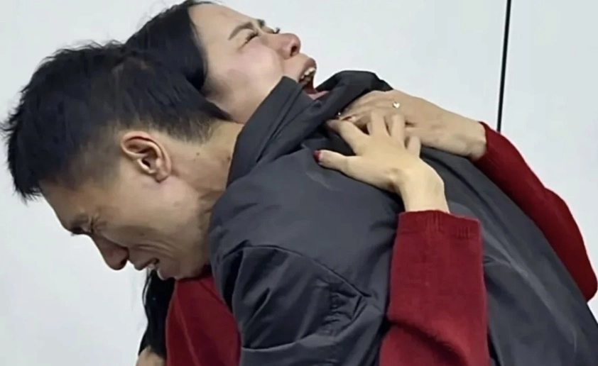 중국에서 어린 시절 빵 한 조각 때문에 동생을 잃었던 여성이 30여 년 만에 낡은 사진 한 장으로 동생을 찾아내 극적으로 재회한 사연이 전해졌다. SCMP 캡처