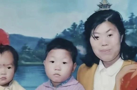 여성이 가지고 있던 남동생과의 유일한 가족사진. SCMP 캡처