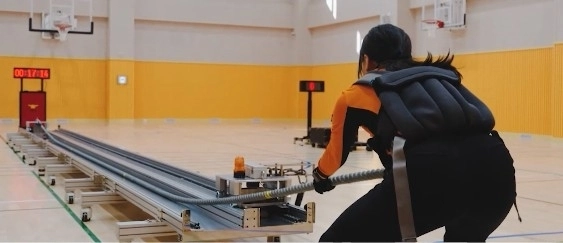 소방청은 30일 소방대원의 실질적인 체력 증진을 도모하기 위해 기존 체력 평가 종목을 ‘현장형 순환식 체력종목’으로 개편해 재직자 체력검정부터 채용시험까지 단계적으로 도입한다고 밝혔다. 사진은 당기기 종목의 체력검정 모습. 소방청 제공