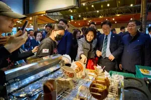 thumbnail - “여보, 얼갈이김치 사주세요” 李대통령, 제주 동문시장 ‘깜짝’ 방문