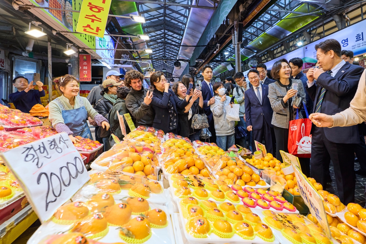 이재명 대통령과 김혜경 여사가 30일 제주 동문시장을 방문해 장을 보고 있다. 2026.03.30. 청와대 제공