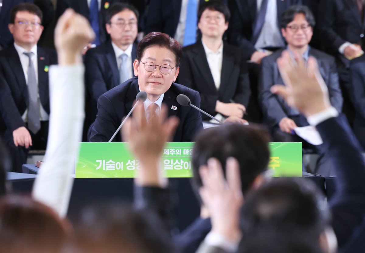 [제주=뉴시스] 최동준 기자 = 이재명 대통령이 30일 제주 한라대학교에서 열린 ‘제주의 마음을 듣다’ 타운홀 미팅에서 참석자 질문을 받고 있다. 2026.03.30. 뉴시스