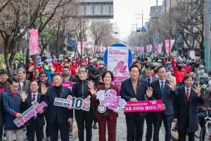 봄바람 휘날리는 강동 ‘벚꽃 라이딩’… 천호자전거거리서 출발[현장 행정]