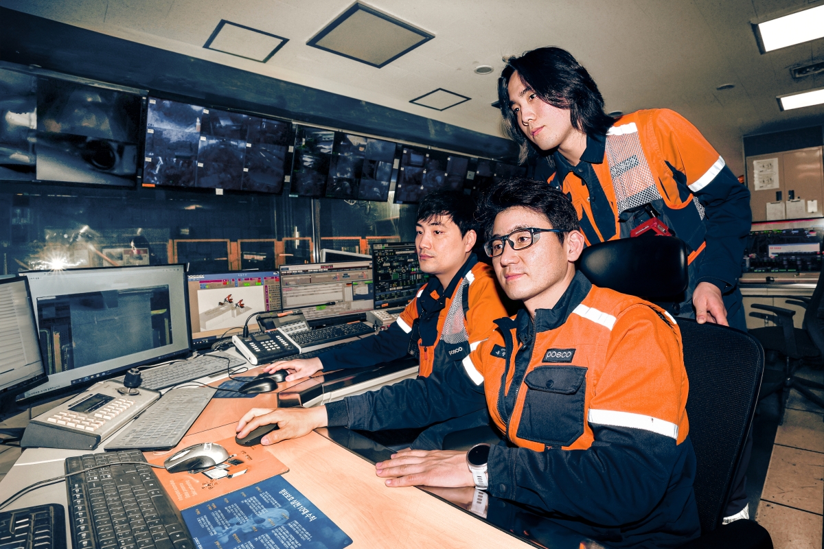 경북 포항시 남구 포스코 포항제철소 직원들이 예지정비 시스템인 ‘PIMS’가 적용된 장비를 모니터링하고 있다. 포스코 제공