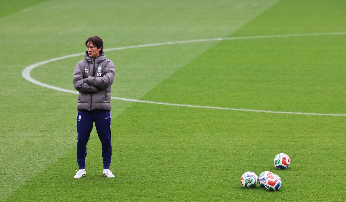 홍명보 감독이 이끄는 축구대표팀이 다음달 1일 오스트리아 빈에서 오스트리아를 상대로 2026 북중미월드컵 ‘최종 모의고사’를 치른다. 사진은 지난 27일 영국 밀턴킨스 스타디움MK에서 코트디부아르와의 평가전을 하루 앞두고 선수들의 훈련을 지켜보고 있는 홍 감독. 밀턴킨스 연합뉴스